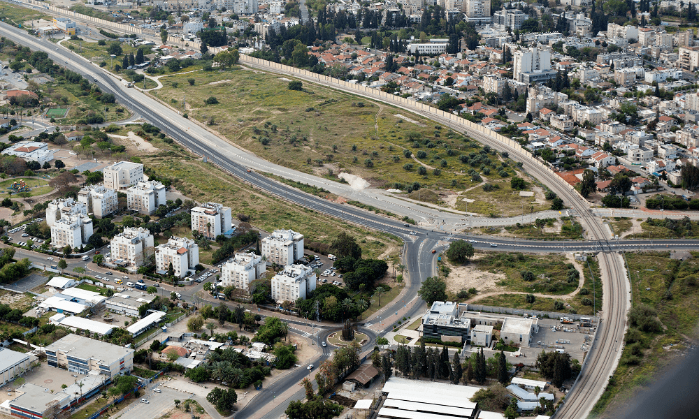 כביש 44 לפני ביצוע, עם בניינים ועצים מסביב